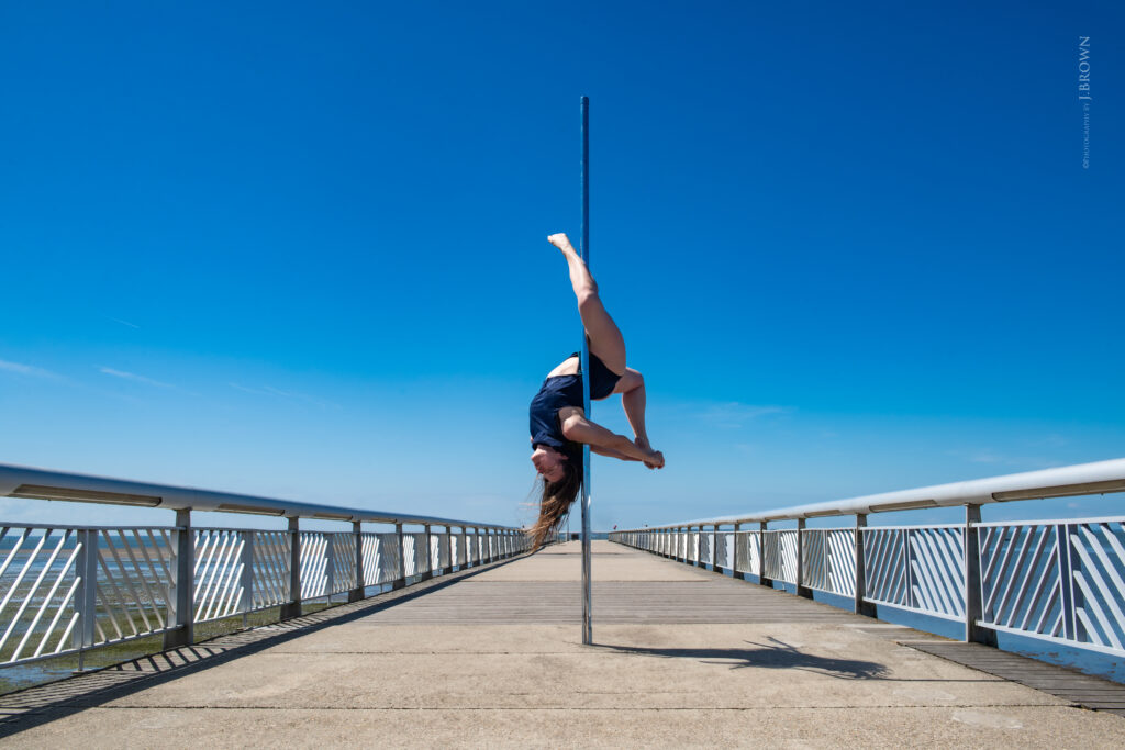 Photo cours de Pole dance d'Emilie de Milie Dance, professeur et formatrice de futurs professeurs de pole dance Photo cours de Pole dance d'Emilie de Milie Dance, professeur et formatrice de futurs professeurs de pole dance