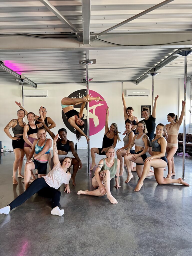 Photo cours de Pole dance d'Emilie de Milie Dance, professeur et formatrice de futurs professeurs de pole dance